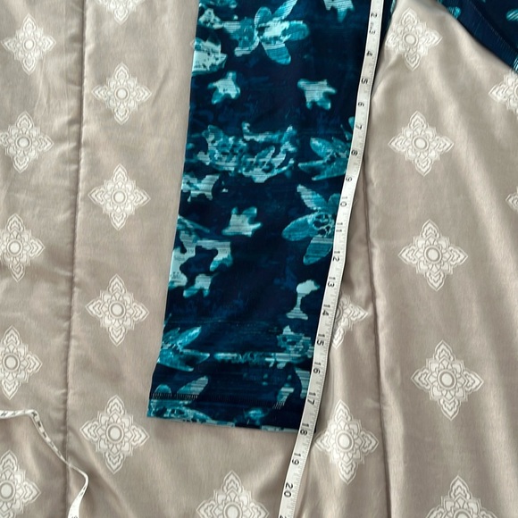 Old Navy Active Blue Floral Splash Print Cropped Workout Leggings Size S NWOT - Picture 4 of 4